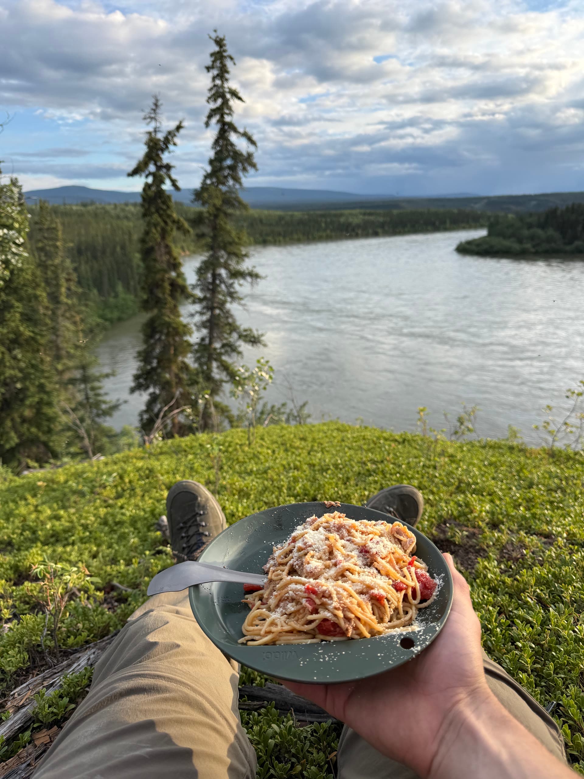Teller mit Nudeln vor dem Blick auf den Yukon River