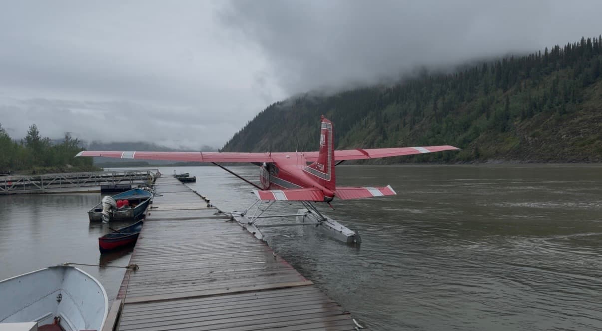 Wasserflugzeug am Steg in Dawson City