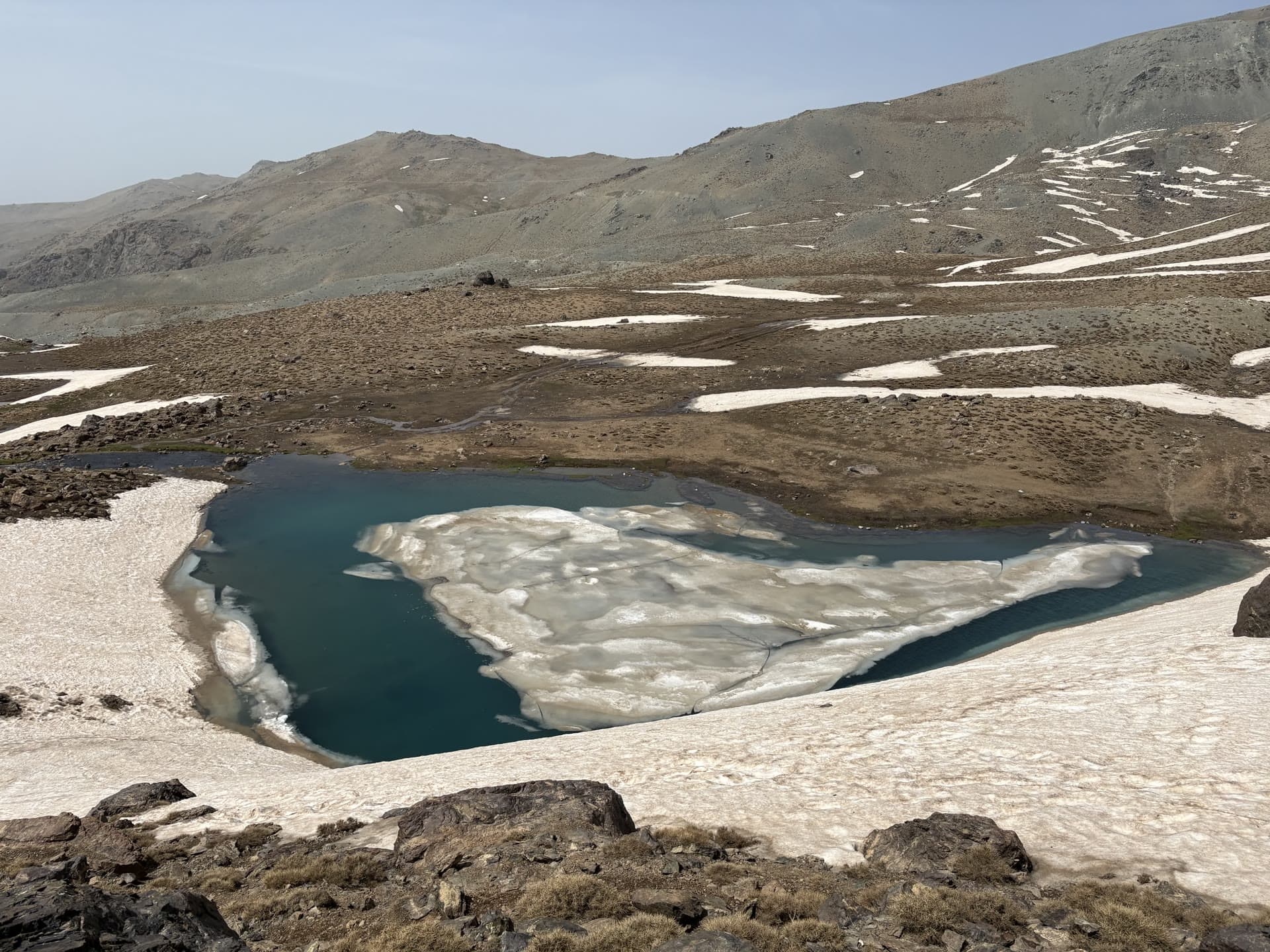 Türkisblauer Bergsee mit Resteis im Kurdistan-Gebirge