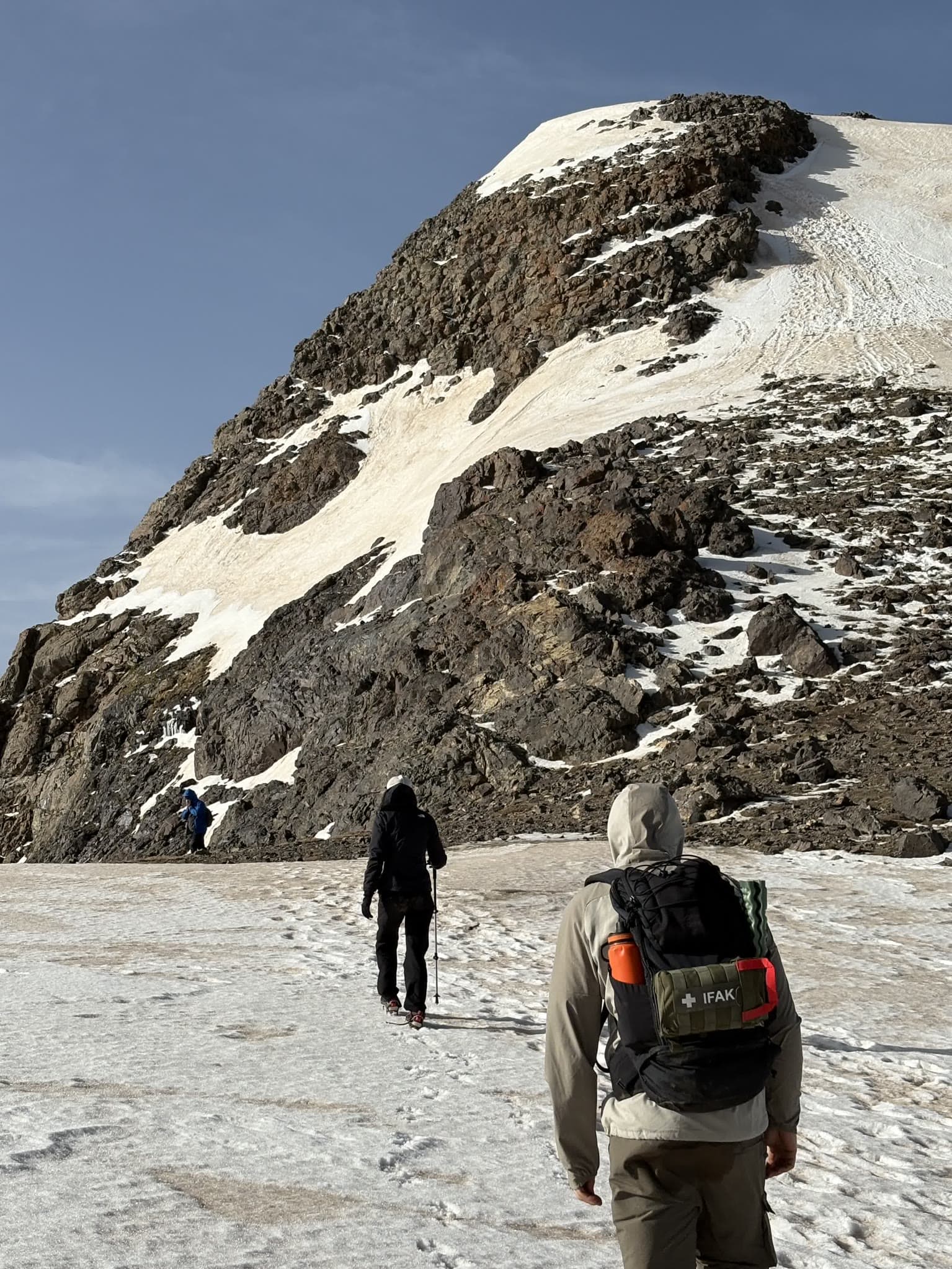 Teilnehmer beim Gipfelaufstieg auf dem Halgurd