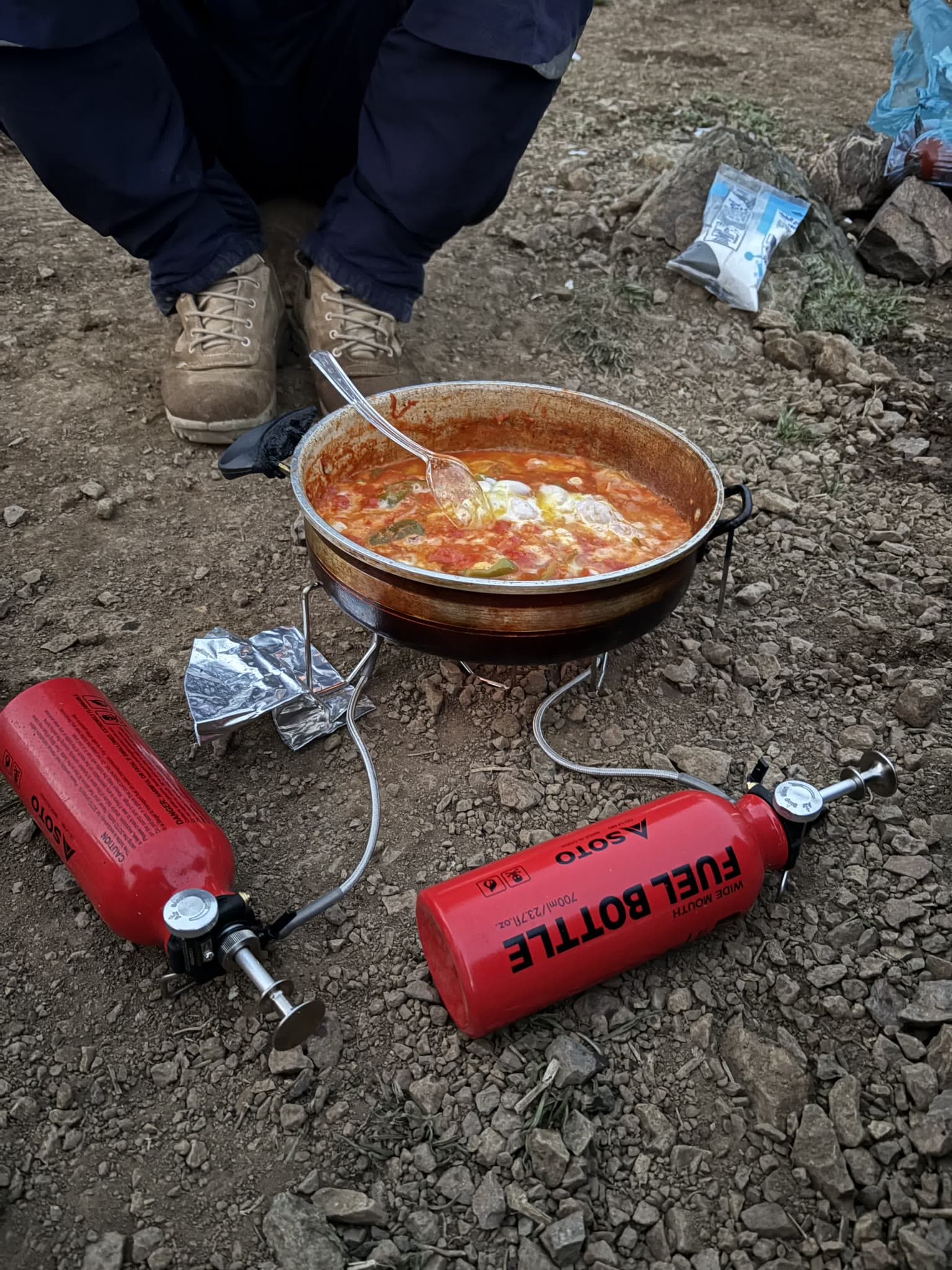 Kochen am Lagerkocher während der Expedition