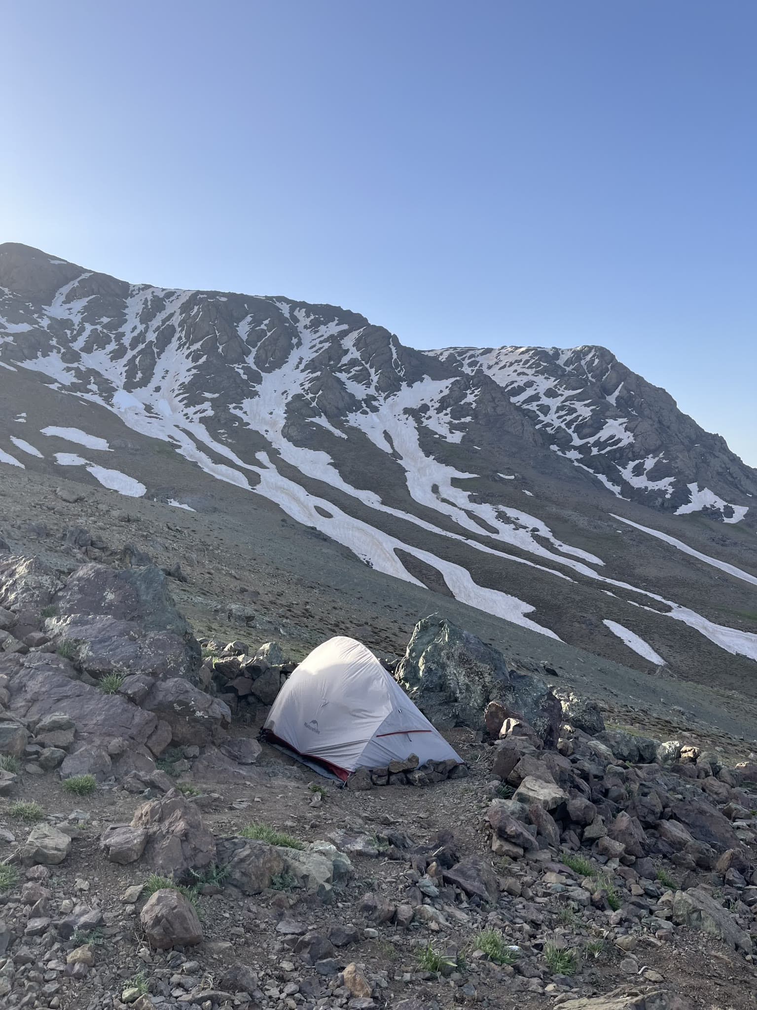 Zelt im Basecamp am Halgurd zwischen Felsen und Schneefeldern