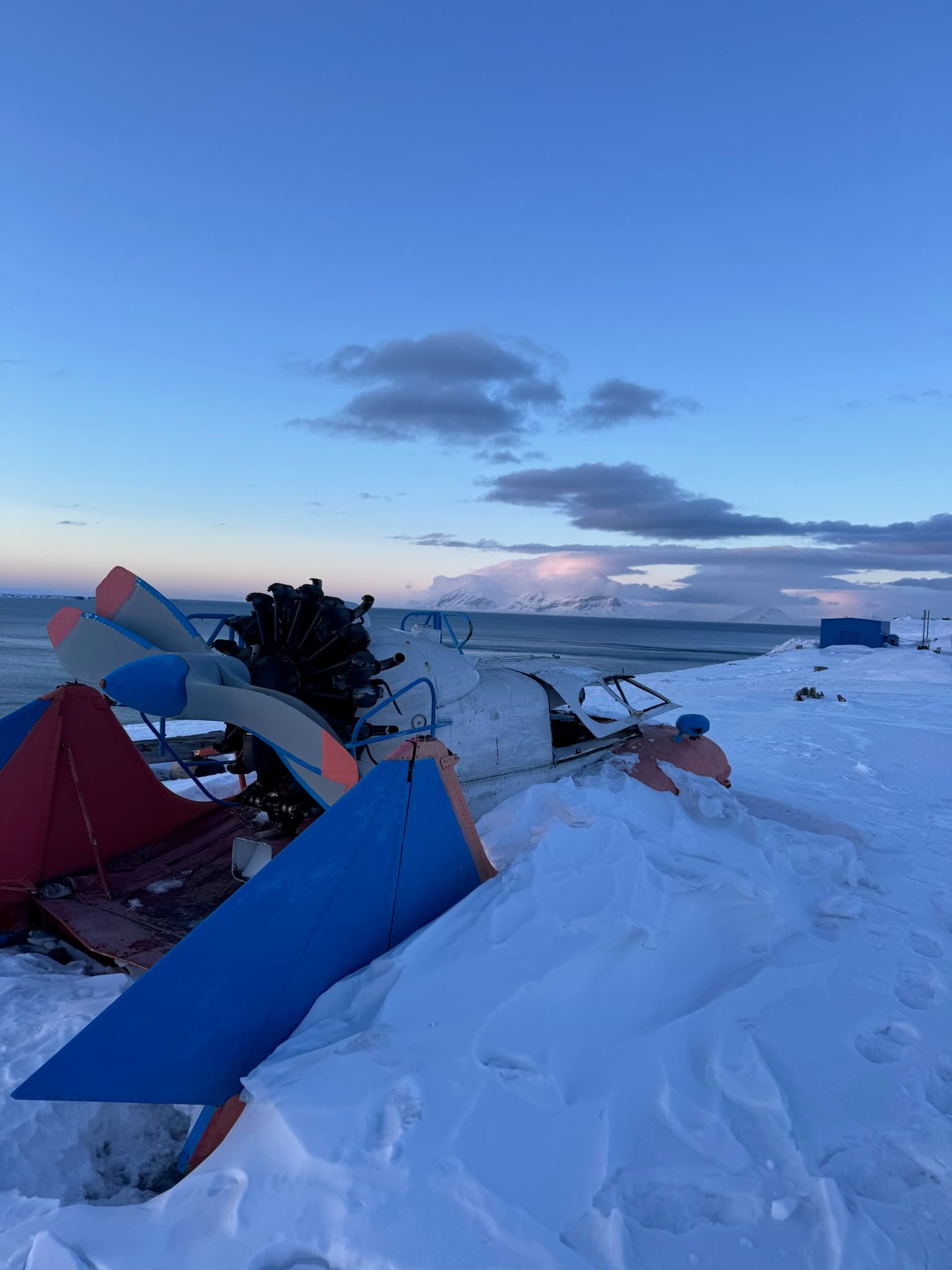 Wrack eines alten Sternmotor-Flugzeugs im Schnee an der Küste von Spitzbergen
