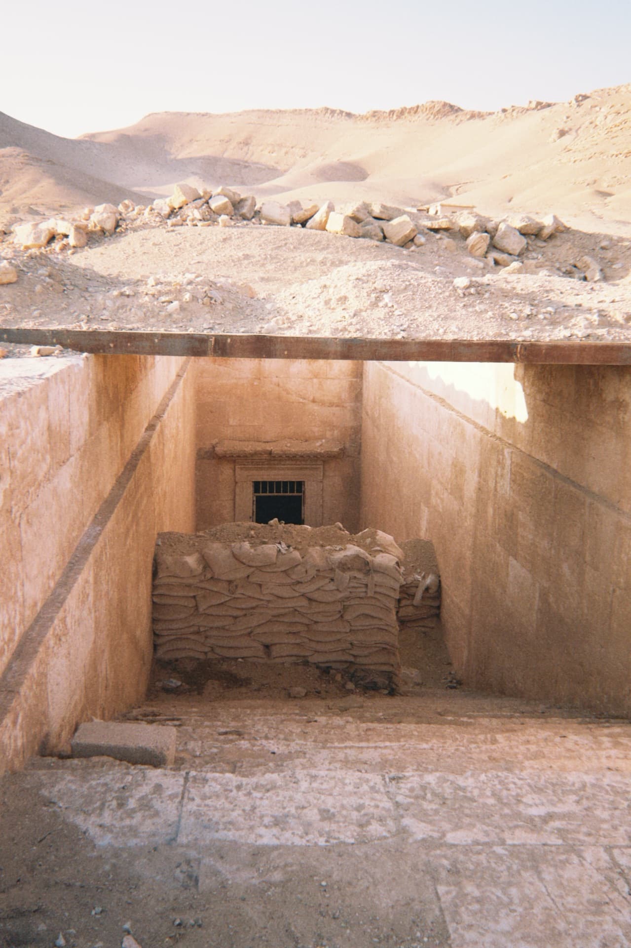 Antike Grabanlage in Palmyra: der Zugang hinter einer Mauer aus Sandsäcken geschützt