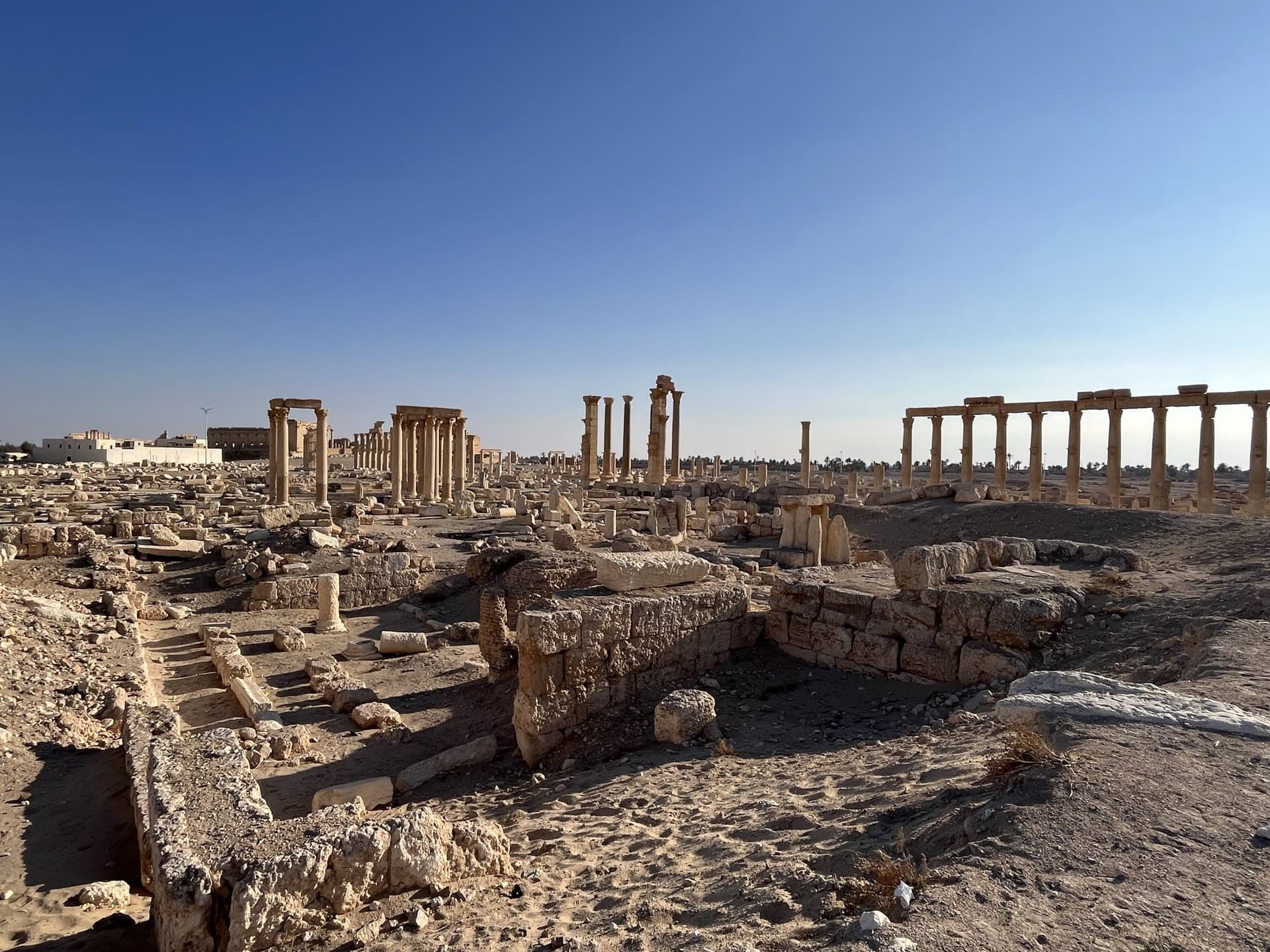 Antike Ruinen von Palmyra mit der römischen Säulenstraße in der syrischen Wüste