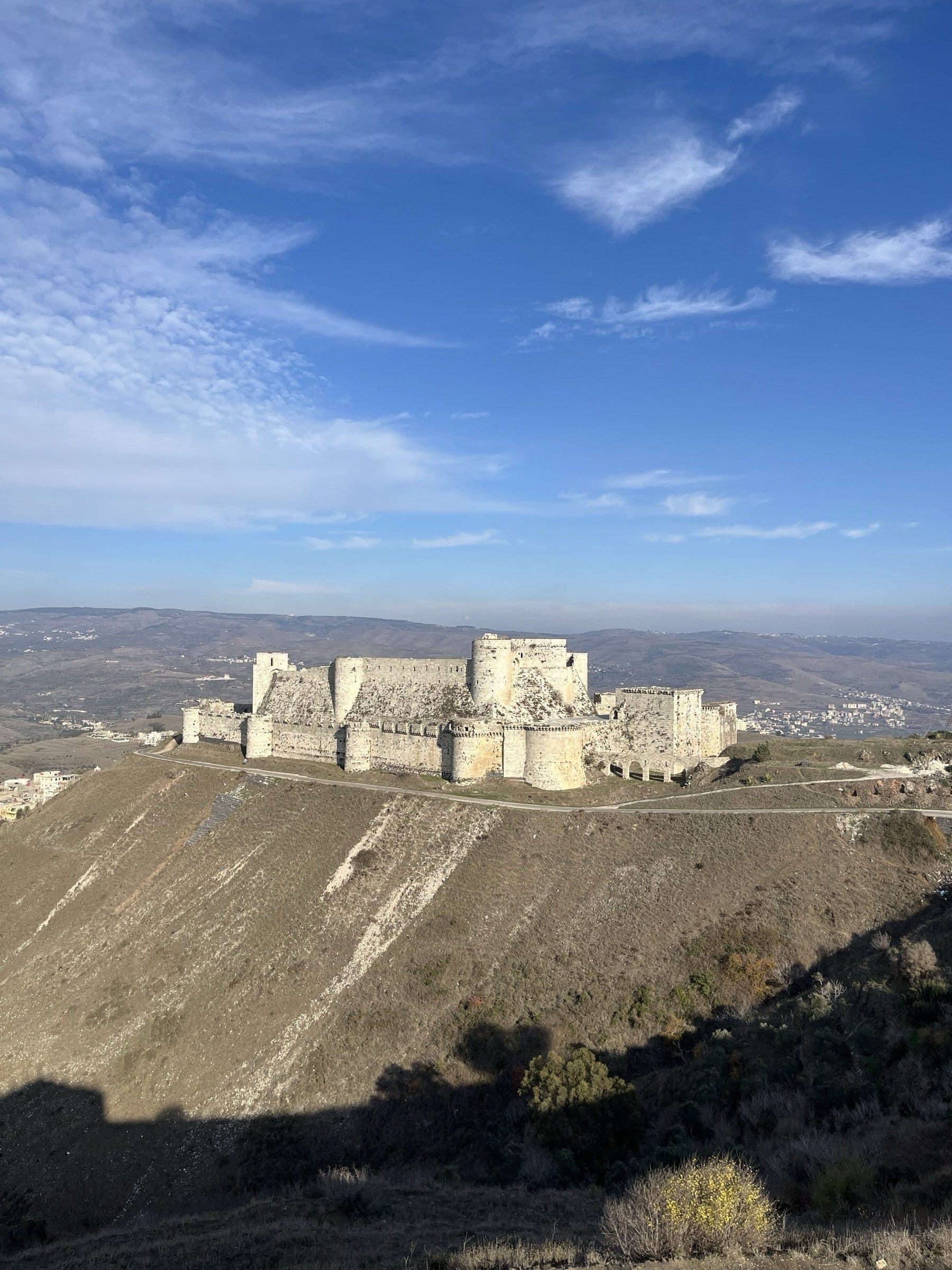 Kreuzritterburg Krak des Chevaliers auf einem Hügel in Syrien