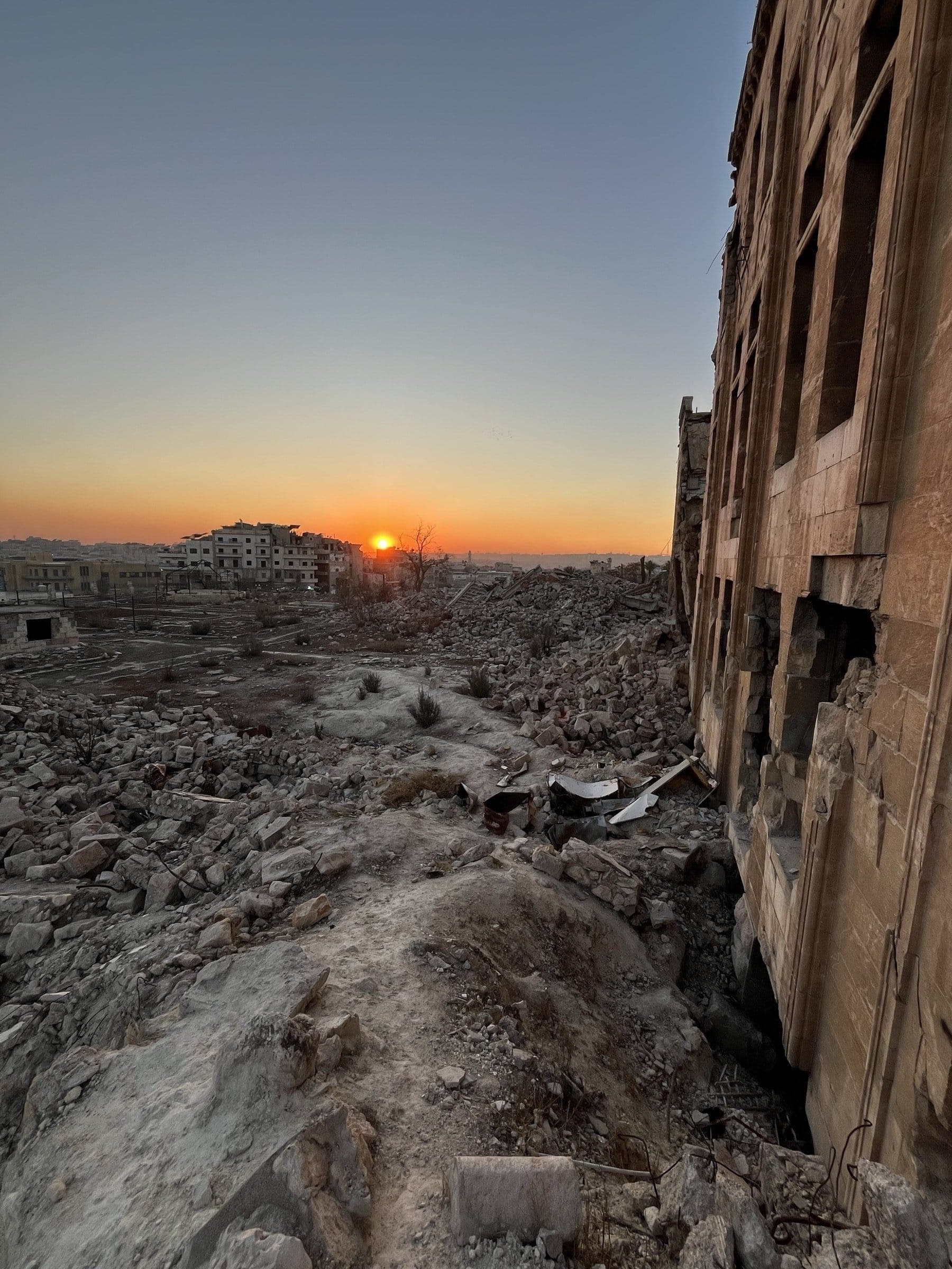 Sonnenuntergang über einer zerstörten syrischen Stadt