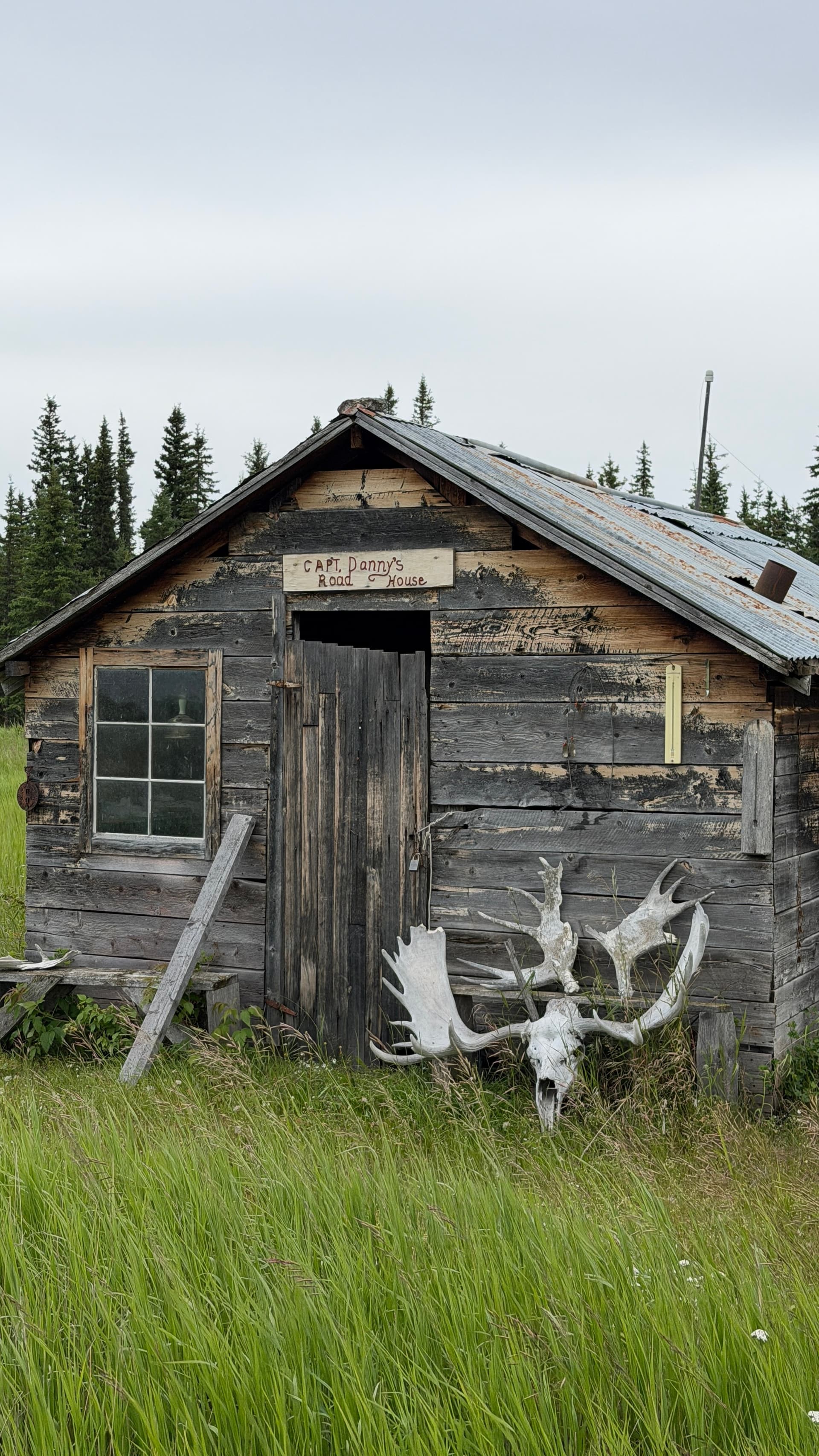 Mehrere Kanus im Konvoi auf dem sonnigen Yukon River