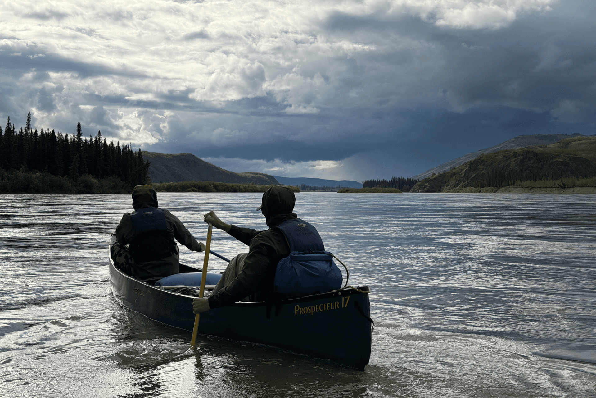 Blick vom Kanu auf ein weiteres Kanu voraus auf dem Yukon River